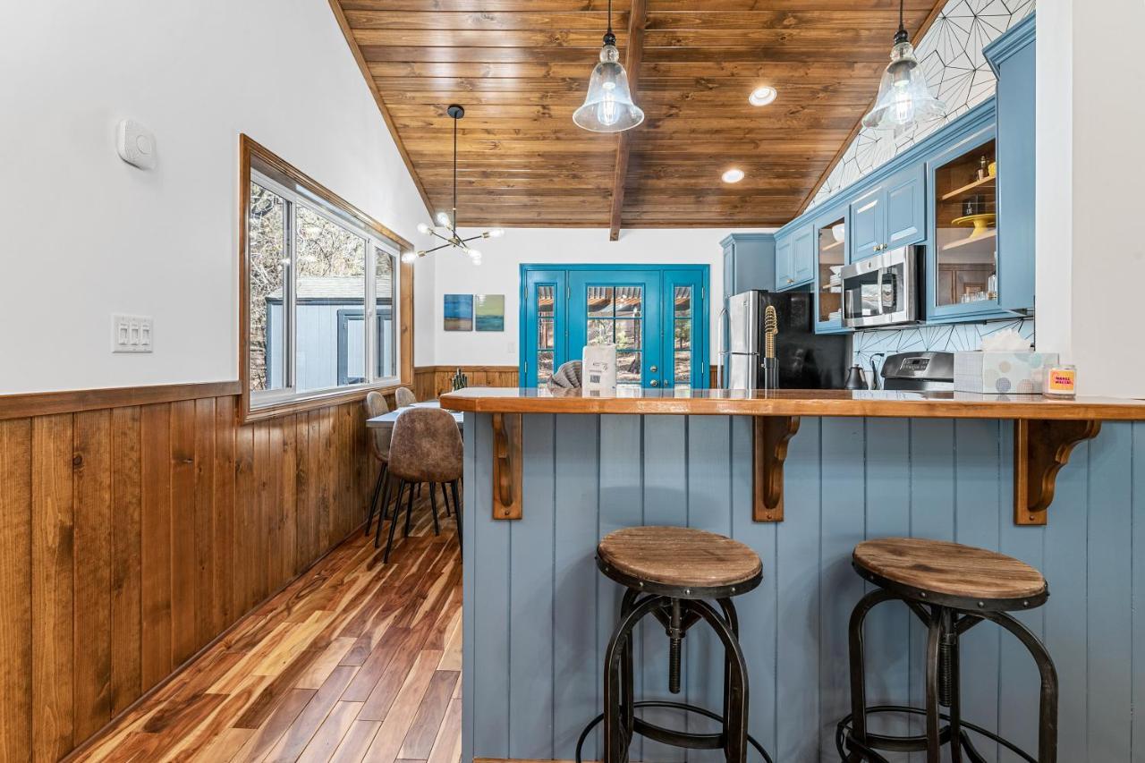 Yellow Pine Lodge - Charming Cottage Style Cabin With Peak-A-Boo Lake And Mountain Views 大熊湖 外观 照片